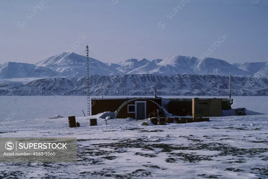 CANADA, NUNAVUT, ELLESMERE ISLAND, CAMP, FROZEN LAKE HAZEN