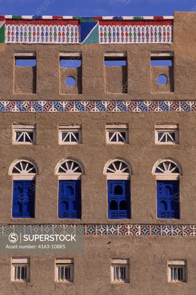 YEMEN, NEAR HABBAN, VILLAGE, MUD BRICK HOUSE, WINDOWS