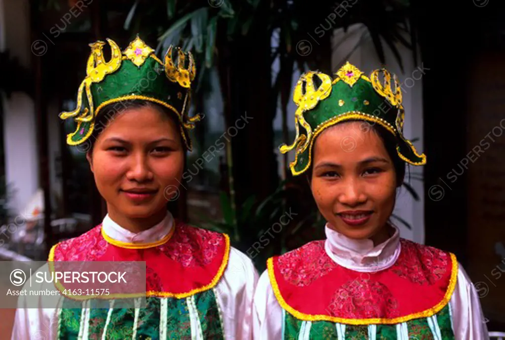 VIETNAM, HUE, WOMEN IN TRADITIONAL COSTUMES