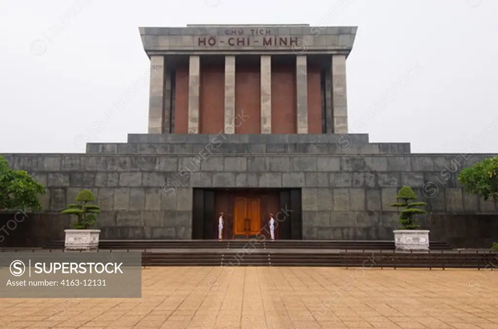 NORTH VIETNAM, HANOI, HO CHI MINH MAUSOLEUM, HONER GUARD