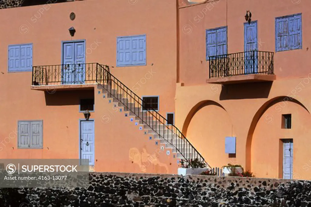 GREECE, SANTORINI, PHIRA, LOCAL HOUSE