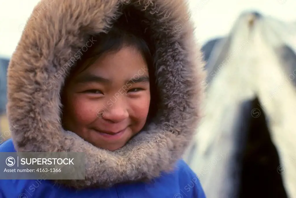 CANADA, NUNAVUT, HUDSON BAY, BAFFIN ISLAND, CAPE DORSET, PORTRAIT OF INUIT GIRL