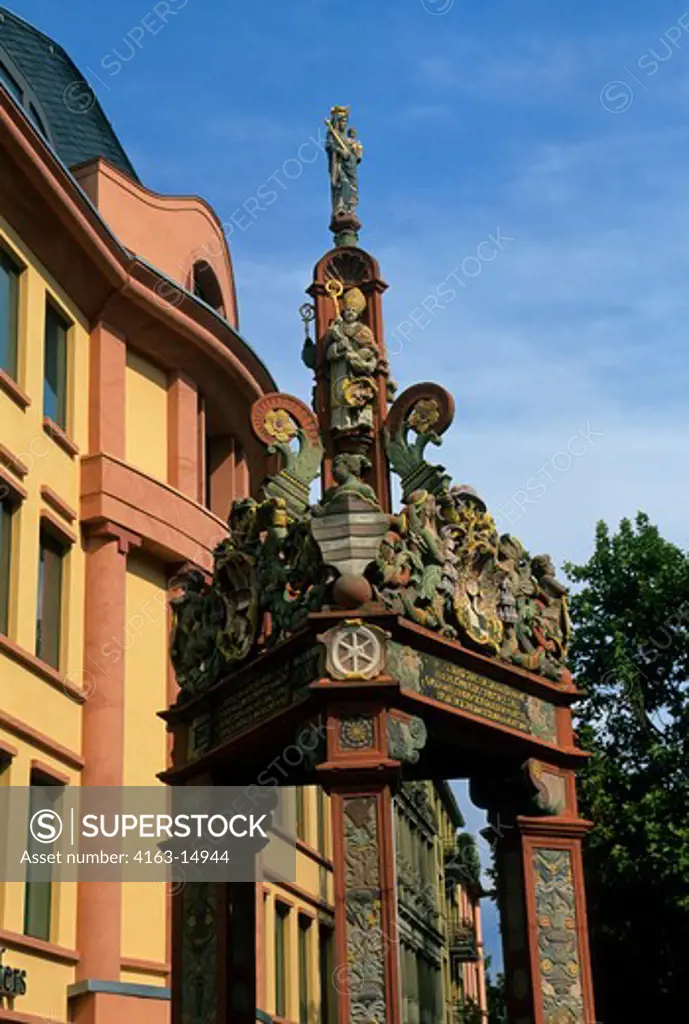 GERMANY, MAINZ, MARKET SQUARE, MEDIEVAL COLUMN