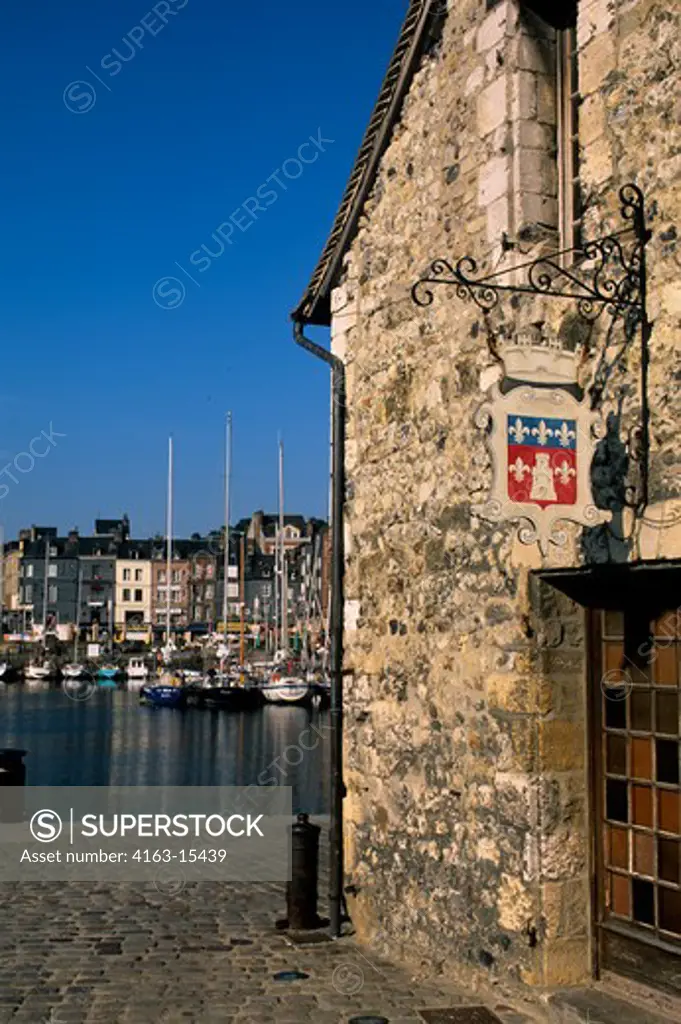 FRANCE, NORMANDY, HONFLEUR, HARBOR, MEDIEVAL HOUSE