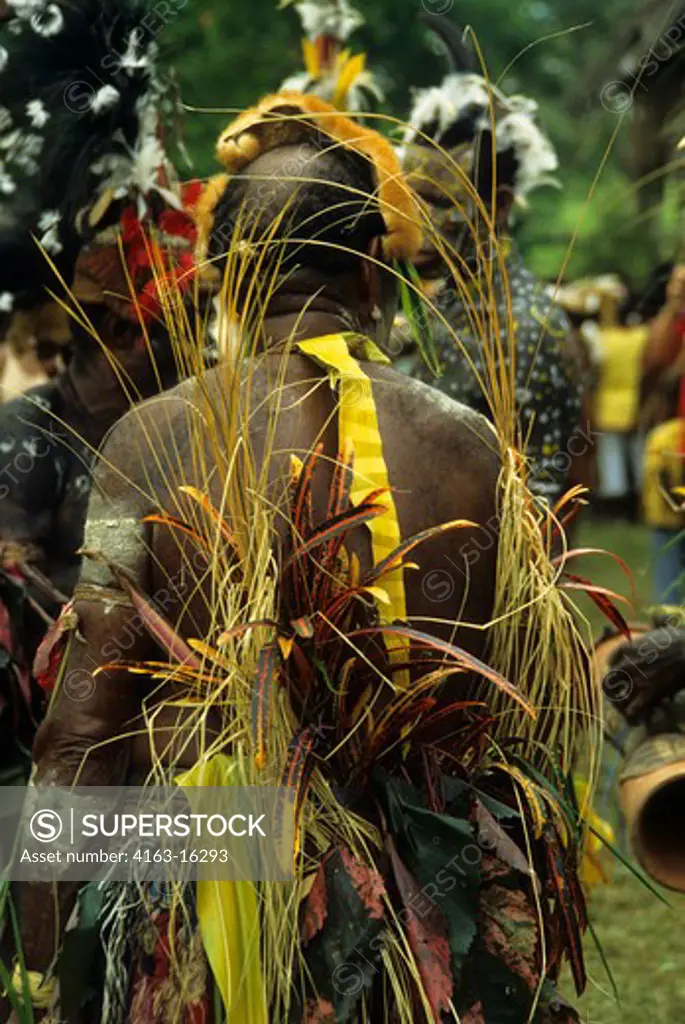 PAPUA NEW GUINEA, SEPIK RIVER, MAN IN TRADITIONAL DRESS, BACK