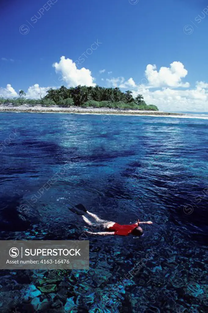 MICRONESIA, CAROLINE ISLS. NGULU ATOLL, BIRD ISLAND (OUTER ISLAND) TOURISTS SNORKELING IN LAGOON