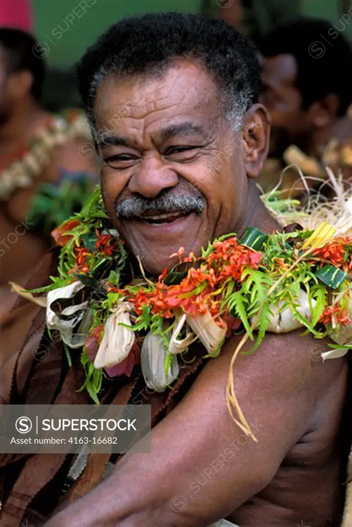 FIJI, VITI LEVU ISLAND, VISEISEI VILLAGE, MAN IN TRADITIONAL COSTUME, PORTRAIT