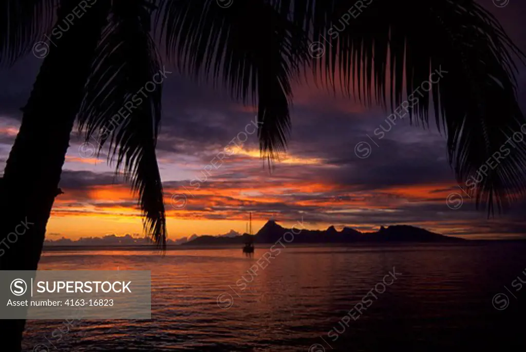 FRENCH POLYNESIA, SOCIETY ISLANDS, TAHITI, VIEW OF MOREA, SUNSET, SAILBOAT