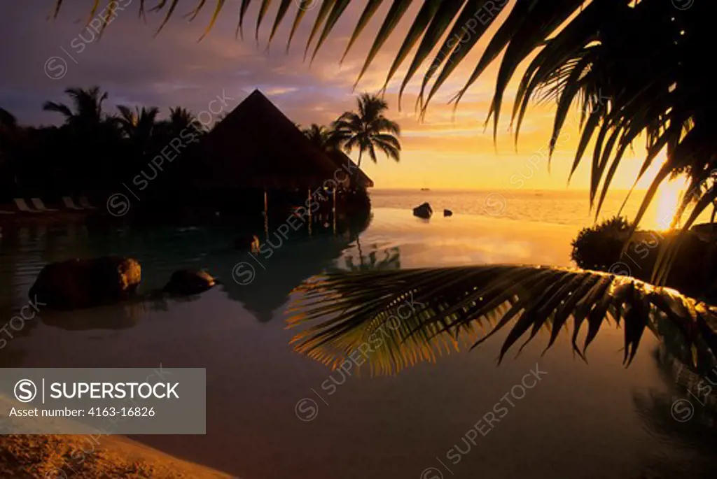 FRENCH POLYNESIA, SOCIETY ISLANDS, TAHITI, BEACHCOMBER HOTEL, ENDLESS POOL AT SUNSET