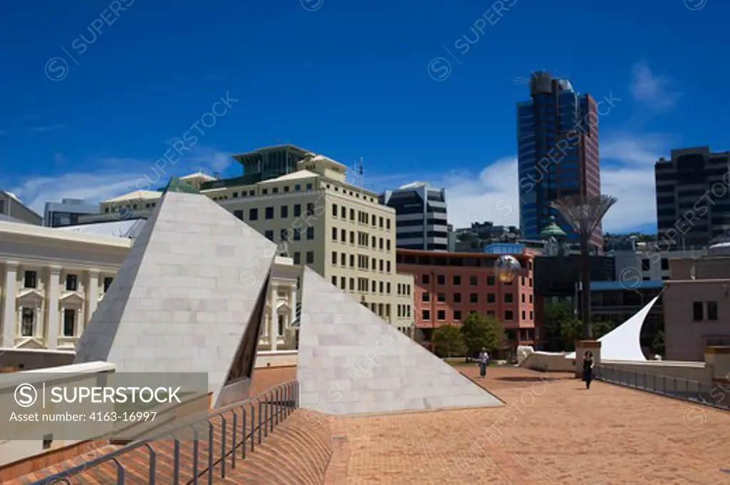 NEW ZEALAND, NORTH ISLAND, WELLINGTON, WATERFRONT, CIVIC CENTRE, CITY TO SEA BRIDGE, ARTWORK