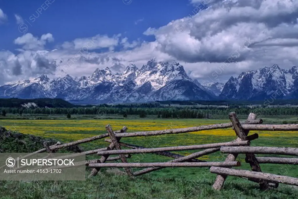 USA, WYOMING, GRAND TETON NATIONAL PARK, TETON RANGE, BUCKRAIL FENCE IN FOREGROUND