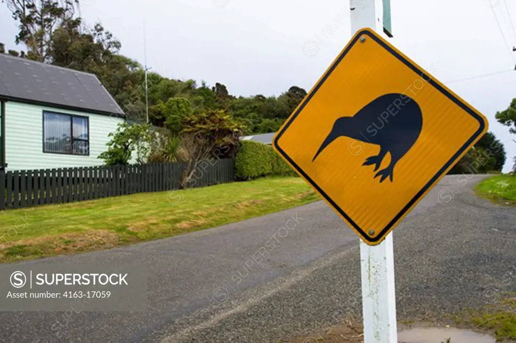 NEW ZEALAND, SOUTH ISLAND, STEWART ISLAND, OBAN VILLAGE, STREET SCENE WITH KIWI CROSSING SIGN