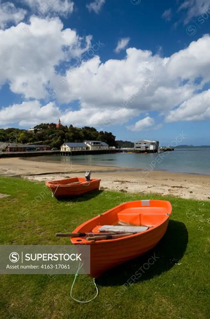 NEW ZEALAND, SOUTH ISLAND, STEWART ISLAND, OBAN VILLAGE, BAY WITH BOATS