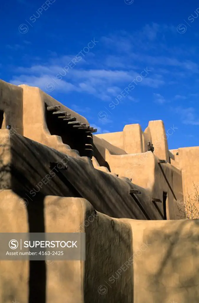 NEW MEXICO, SANTA FE, MUSEUM OF FINE ARTS, ADOBE ARCHITECTURE