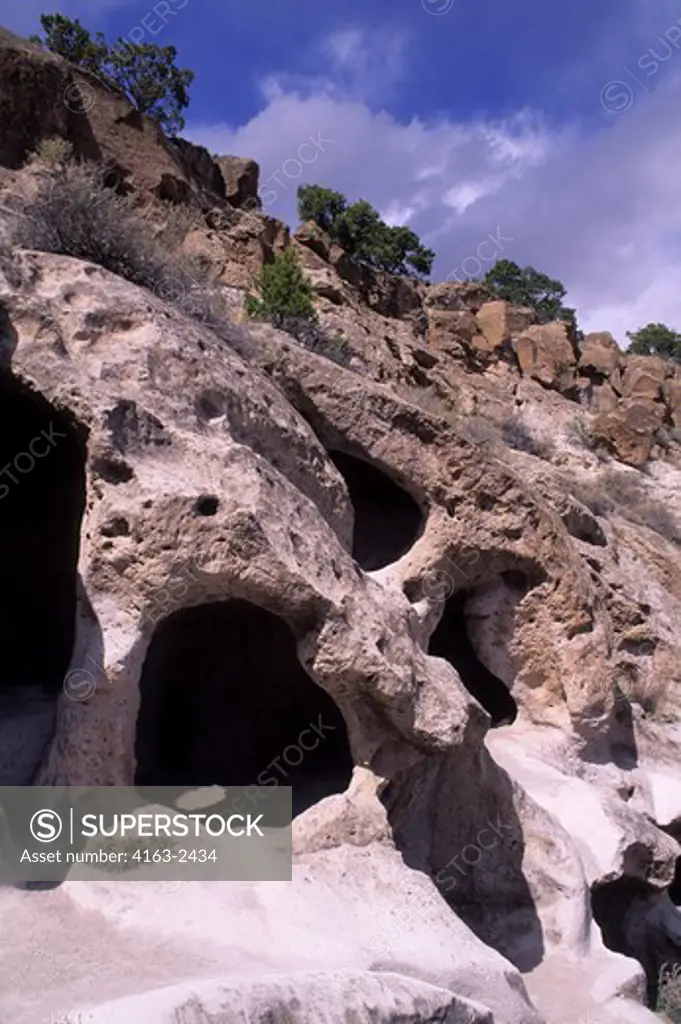 NEW MEXICO, TSANKAWI RUINS ANASAZI SETTLEMENT, ca 1400, CAVE DWELLINGS