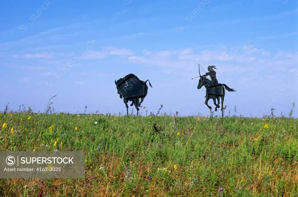 USA, KANSAS, FLINT HILLS, NEAR COUNCIL GROVE, METAL SCULPTURE ON HILLTOP, INDIAN HUNTING BUFFALO