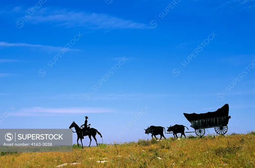 USA, KANSAS, FLINT HILLS, NEAR COUNCIL GROVE, METAL SCULPTURE ON HILLTOP, CONESTOGA WAGON