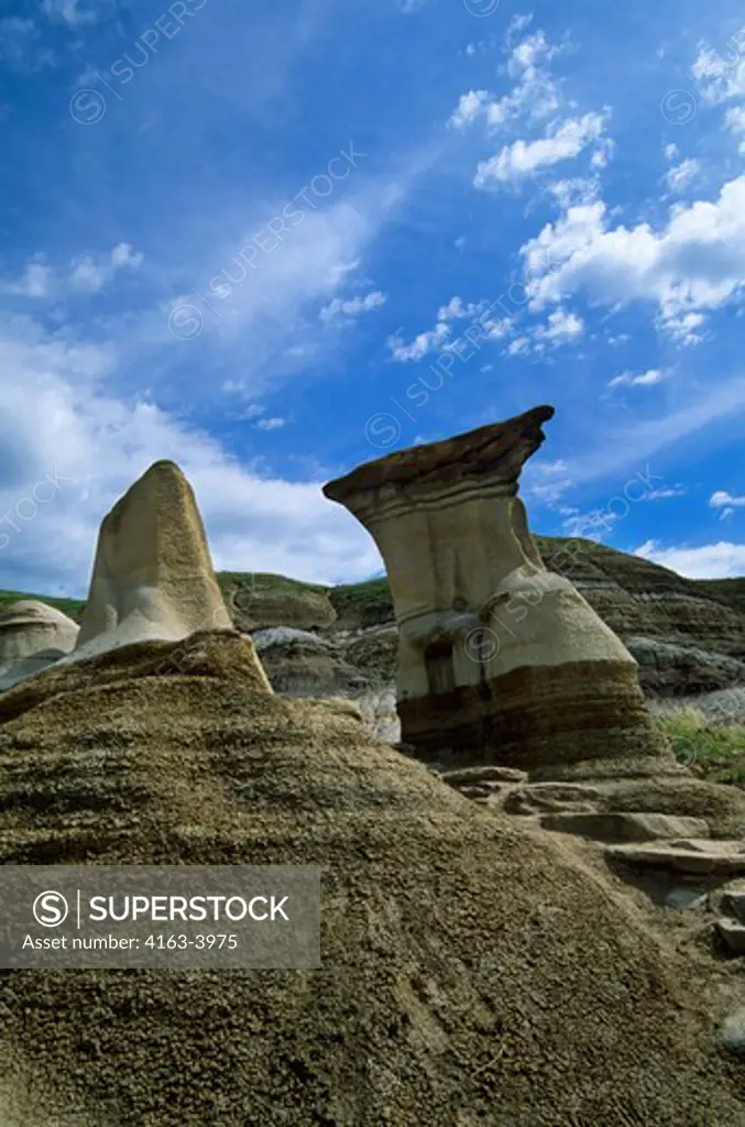 CANADA, ALBERTA, NEAR DRUMHELLER, CANADIAN BADLANDS, HOODOOS (SANDSTONE SCULPTURES)