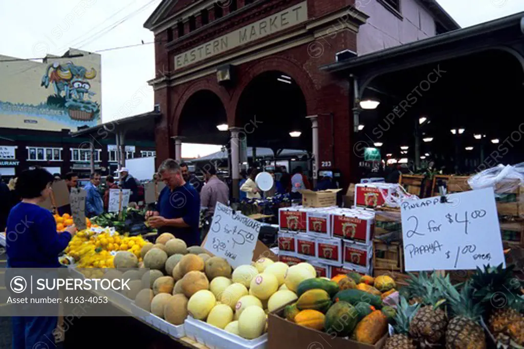 USA, MICHIGAN, DETROIT, EASTERN MARKET, FRUIT AND PRODUCE STAND