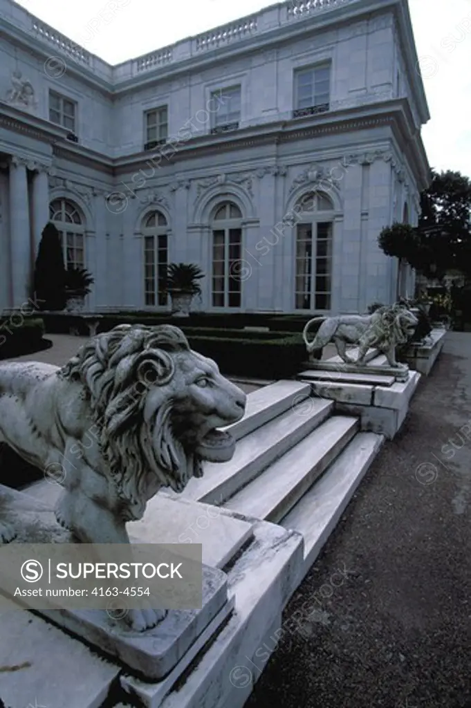 USA, RHODE ISLAND, NEWPORT, ROSECLIFF MANSION, FRONT, LION STATUES