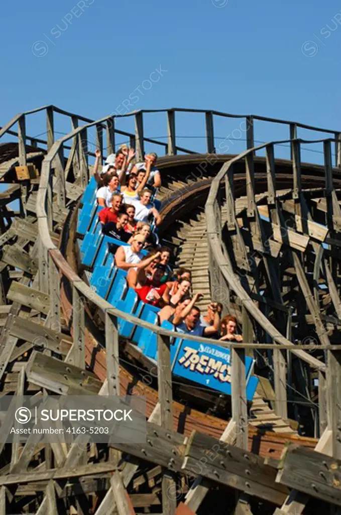 USA, IDAHO, NEAR COEUR D'ALENE, SILVERWOOD THEME PARK, TREMORS ROLLER COASTER