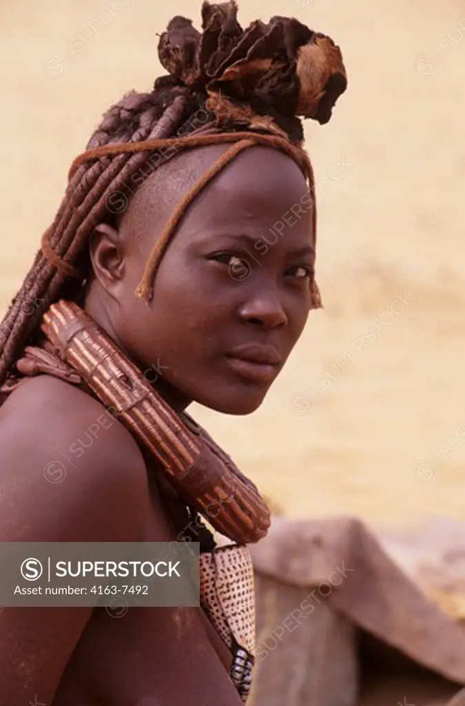 NAMIBIA, NAMIB DESERT, KUNENE RIVER AREA, HIMBA WOMAN, PORTRAIT