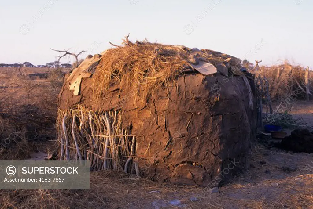 KENYA, AMBOSELI, MASAI VILLAGE, TRADITIONAL HUT WITH COW DUNG PLASTER