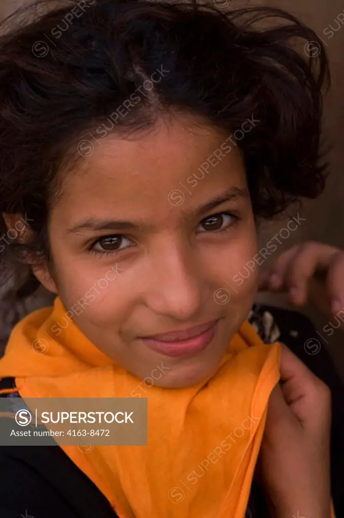 MOROCCO, TOWN OF TAROUDANT, MEDINA (OLD TOWN), PORTRAIT OF MUSLIM TEENAGE GIRL