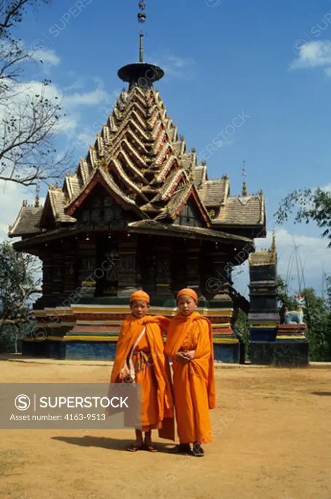 CHINA, YUNNAN PROVINCE, XISHUANG BANA, MONKS IN FRONT OF A PAGODA