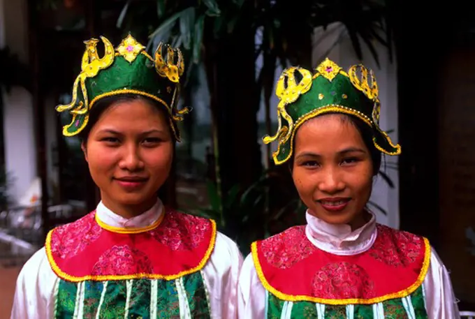 VIETNAM, HUE, WOMEN IN TRADITIONAL COSTUMES