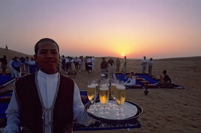 UNITED ARAB EMIRATES, DUBAI DESERT CONSERVATION RESERVE, TOURISTS, CHAMPAGNE