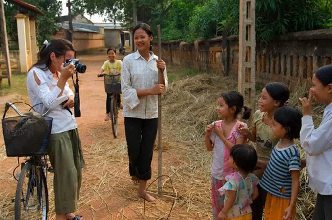 NORTH VIETNAM, NEAR HANOI, COUNTRYSIDE, VILLAGE SCENE, TOURISTS ON BICYCLE TOUR, TOURIST PHOTOGRAPHING