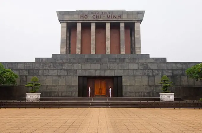 NORTH VIETNAM, HANOI, HO CHI MINH MAUSOLEUM, HONER GUARD