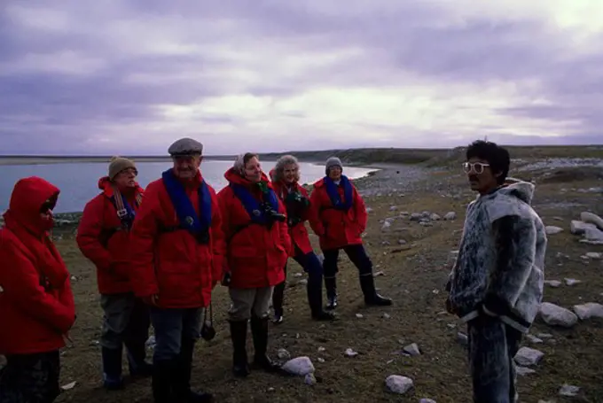 CANADA, NUNAVUT, HUDSON BAY, SOUTH HAMPTON ISLAND, NATIVE PT., TOURISTS VISITING ARCHAEOLOGICAL SITE