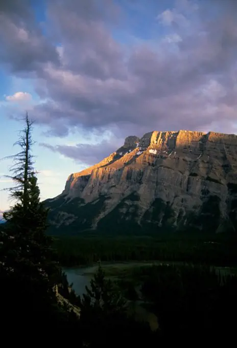 CANADA,ALBERTA,ROCKY MOUNTAINS, BANFF NATIONAL PARK, BOW RIVER VALLEY WITH RUNDLE MOUNTAIN