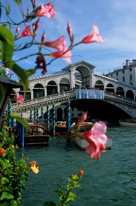 ITALY, VENICE, GRAND CANAL, RIALTO BRIDGE, FLOWERS