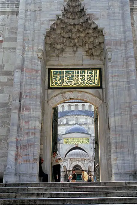 TURKEY, ISTANBUL, BLUE MOSQUE, ENTRANCE GATE