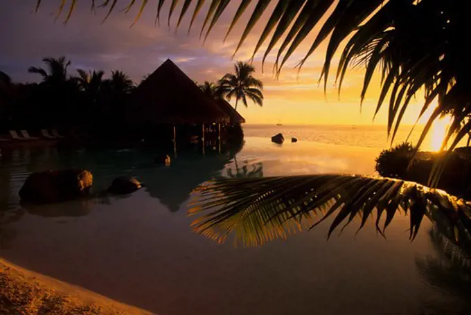 FRENCH POLYNESIA, SOCIETY ISLANDS, TAHITI, BEACHCOMBER HOTEL, ENDLESS POOL AT SUNSET