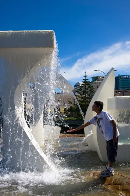 NEW ZEALAND, NORTH ISLAND, WELLINGTON, WATERFRONT, ALBATROSS FOUNTAIN BY TANYA ASHKEN