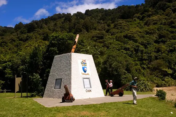 NEW ZEALAND, SOUTH ISLAND, MARLBOROUGH SOUNDS, QUEEN CHARLOTTE SOUND, SHIP'S COVE, COOKS MONUMENT