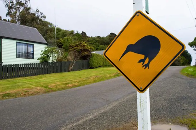 NEW ZEALAND, SOUTH ISLAND, STEWART ISLAND, OBAN VILLAGE, STREET SCENE WITH KIWI CROSSING SIGN