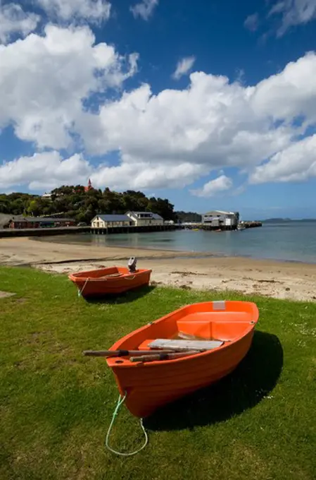 NEW ZEALAND, SOUTH ISLAND, STEWART ISLAND, OBAN VILLAGE, BAY WITH BOATS