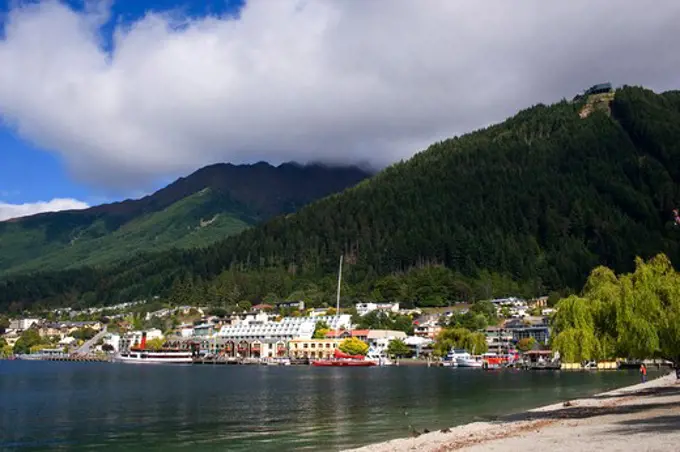 NEW ZEALAND, OCEANIA, SOUTH ISLAND, QUEENSTOWN, LAKE WAKATIPU, VIEW OF TOWN