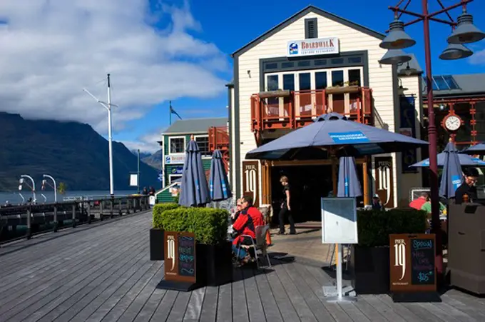 NEW ZEALAND, OCEANIA, SOUTH ISLAND, QUEENSTOWN, LAKEFRONT