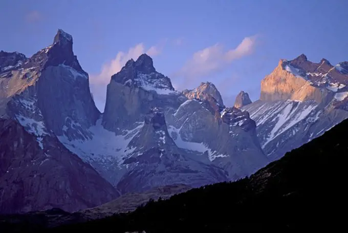 CHILE, TORRES DEL PAINE NAT'L PARK, VIEW OF CUERNOS DEL PAINE