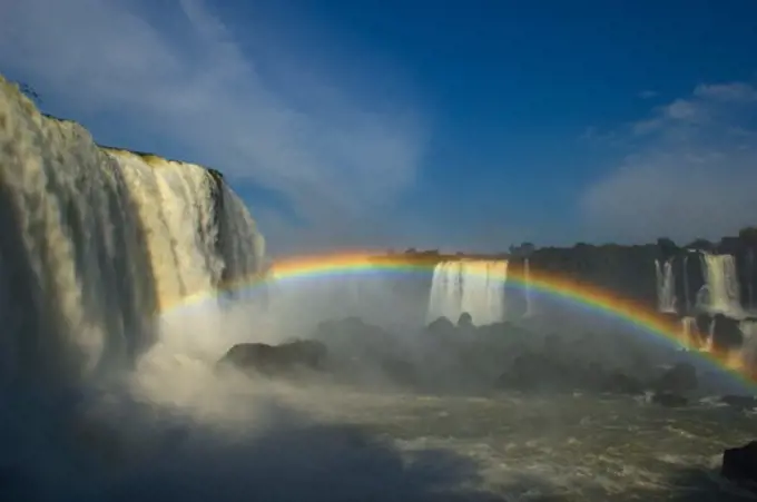 BRAZIL, IGUASSU NATIONAL PARK, IGUASSU FALLS AT DEVILS THROAT, RAINBOW