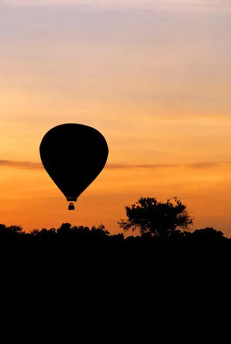 KENYA, MASAI MARA, SUNRISE WITH HOT AIR BALLOON