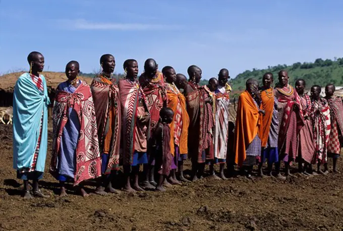 KENYA, MASAI MARA, MASAI VILLAGE, WOMEN SINGING WELCOMING SONG