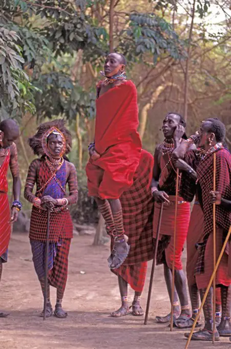 KENYA, AMBOSELI, MASAI DANCERS, MAN JUMPING