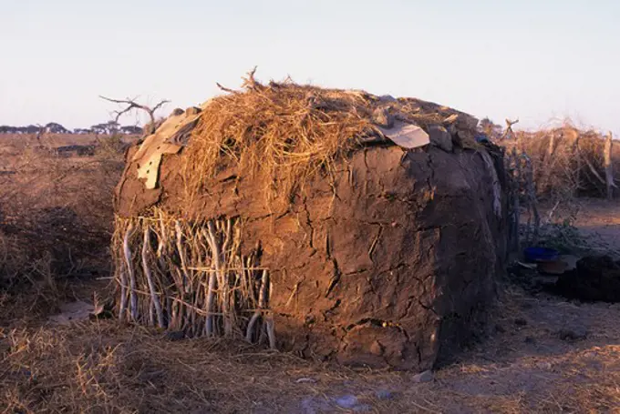 KENYA, AMBOSELI, MASAI VILLAGE, TRADITIONAL HUT WITH COW DUNG PLASTER